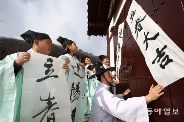 affiche sur les façades pour annoncer le retour du printemps en corée (1)