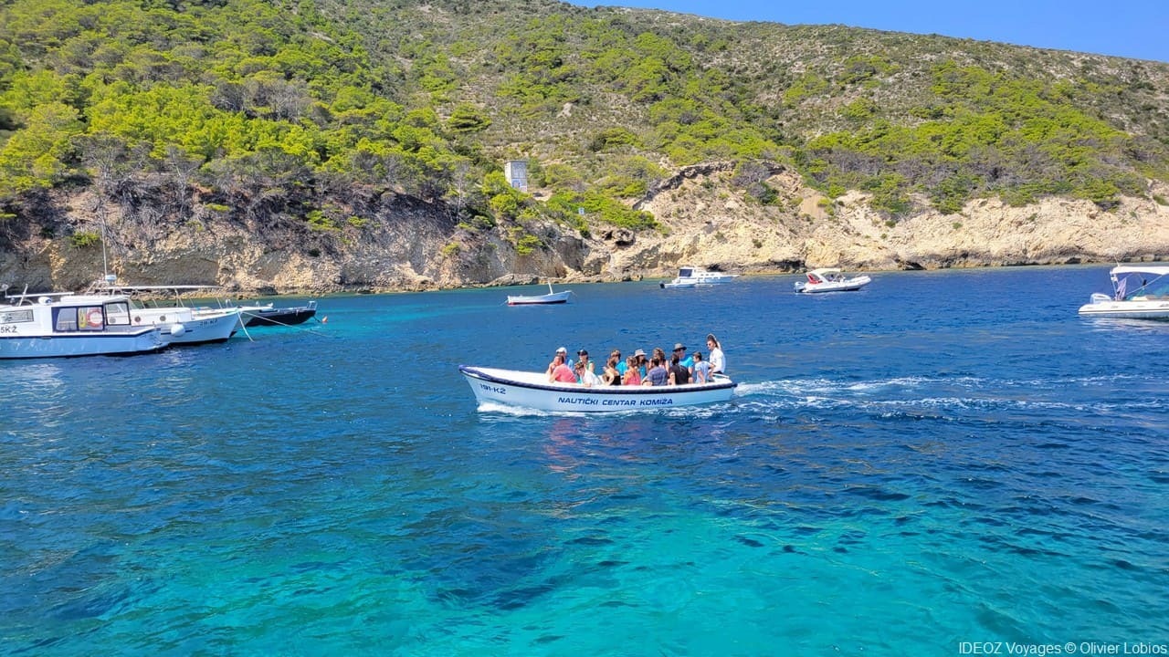 départ vers la grotte bleue en baque depuis porat