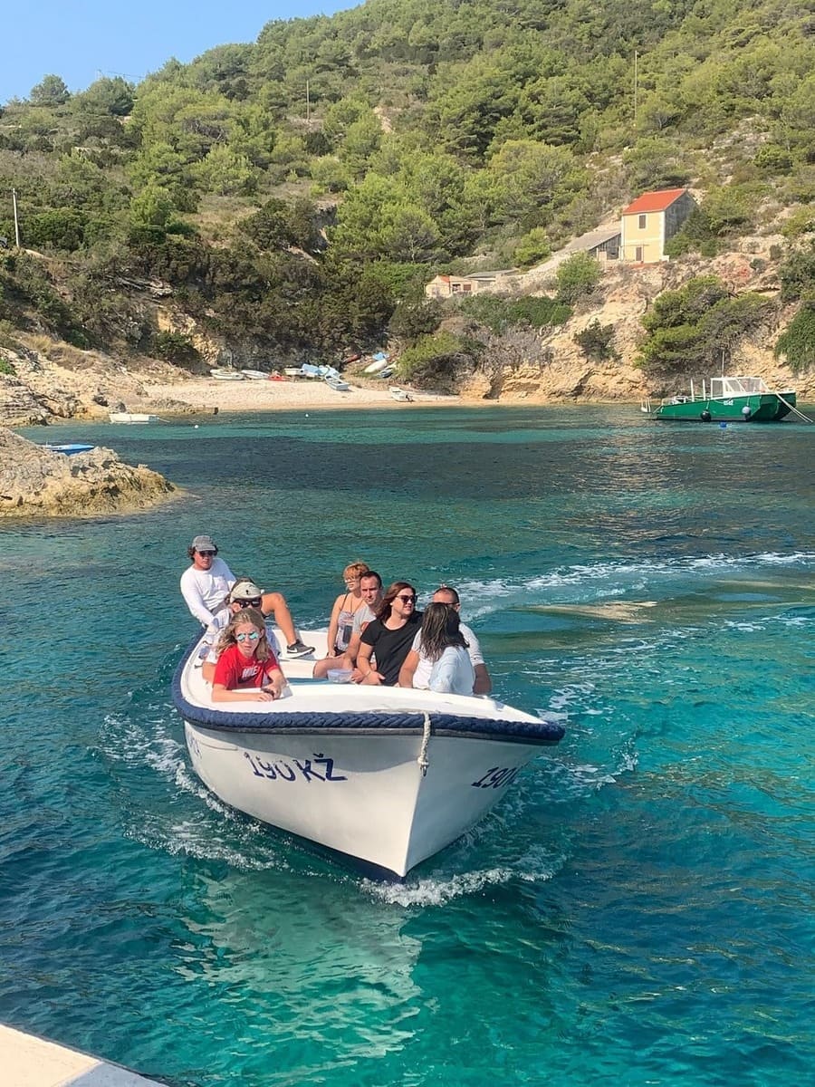 déplacement en bateau depuis porat vers la grotte bleue (1)