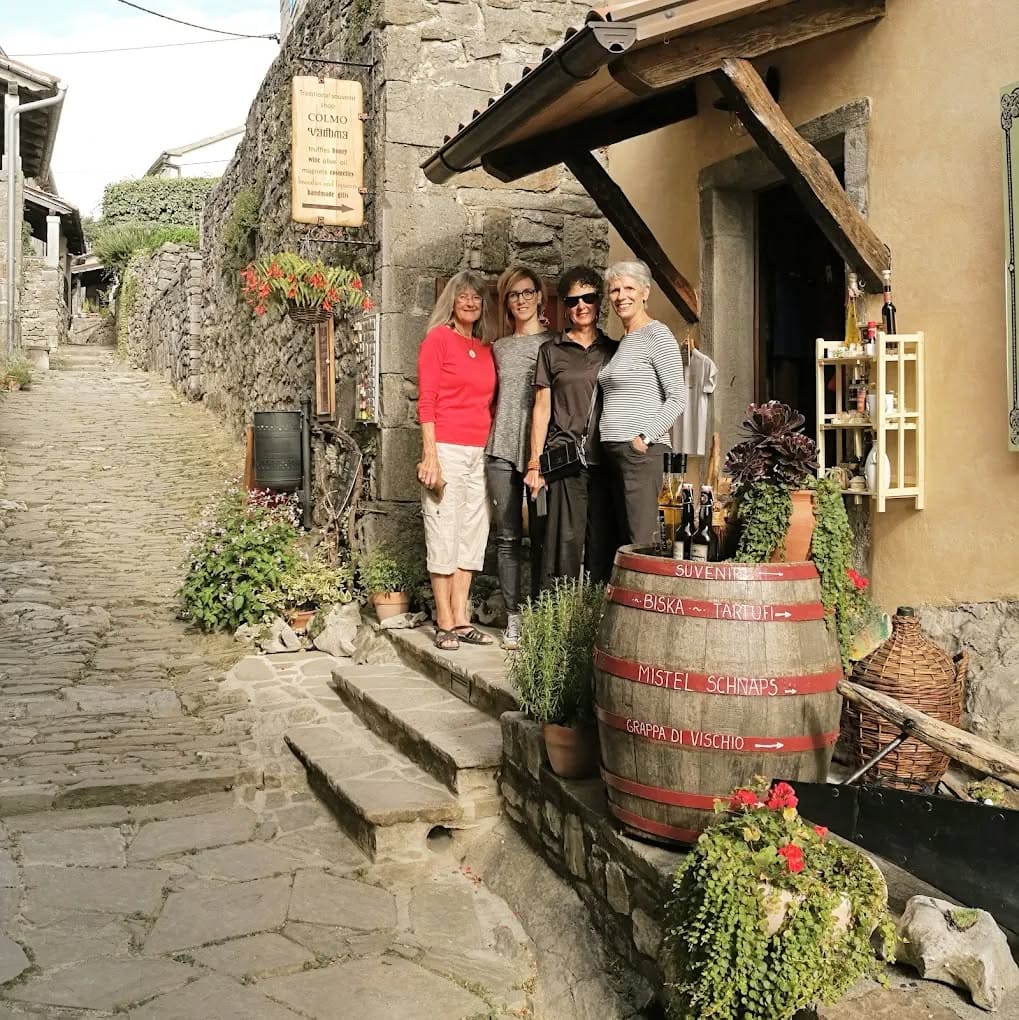 dores et des clients devant la maison d'hotes à hum (1)