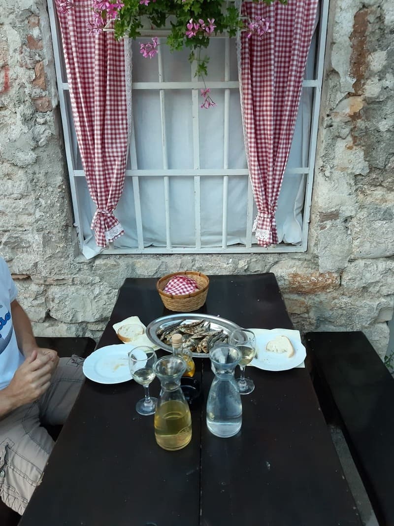 konoba loza pakostane fenetre et table (1)