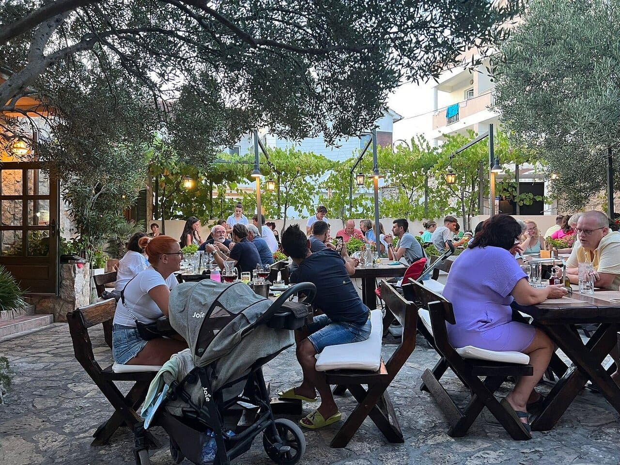 konoba pakostanac pakostane terrasse en été (1)