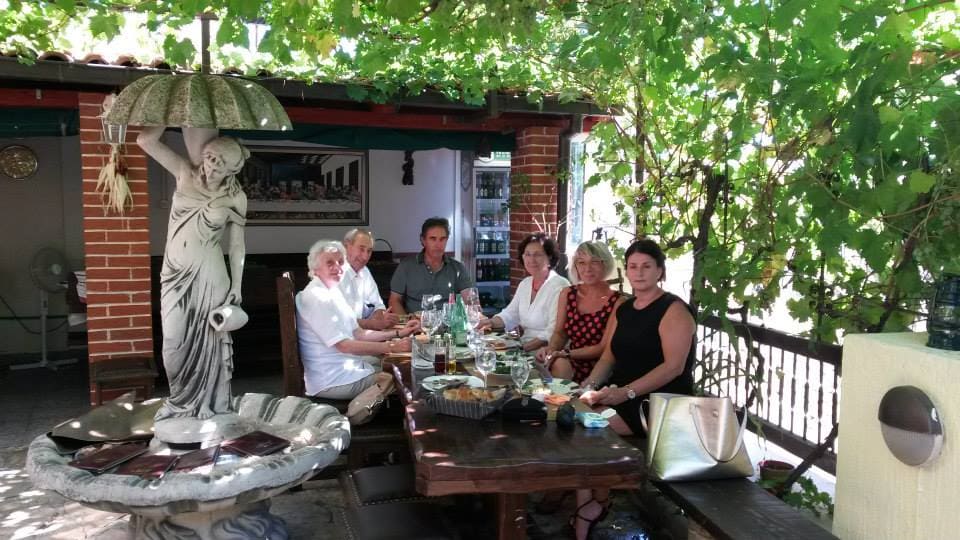 konoba providenca table sur la terrasse (1)