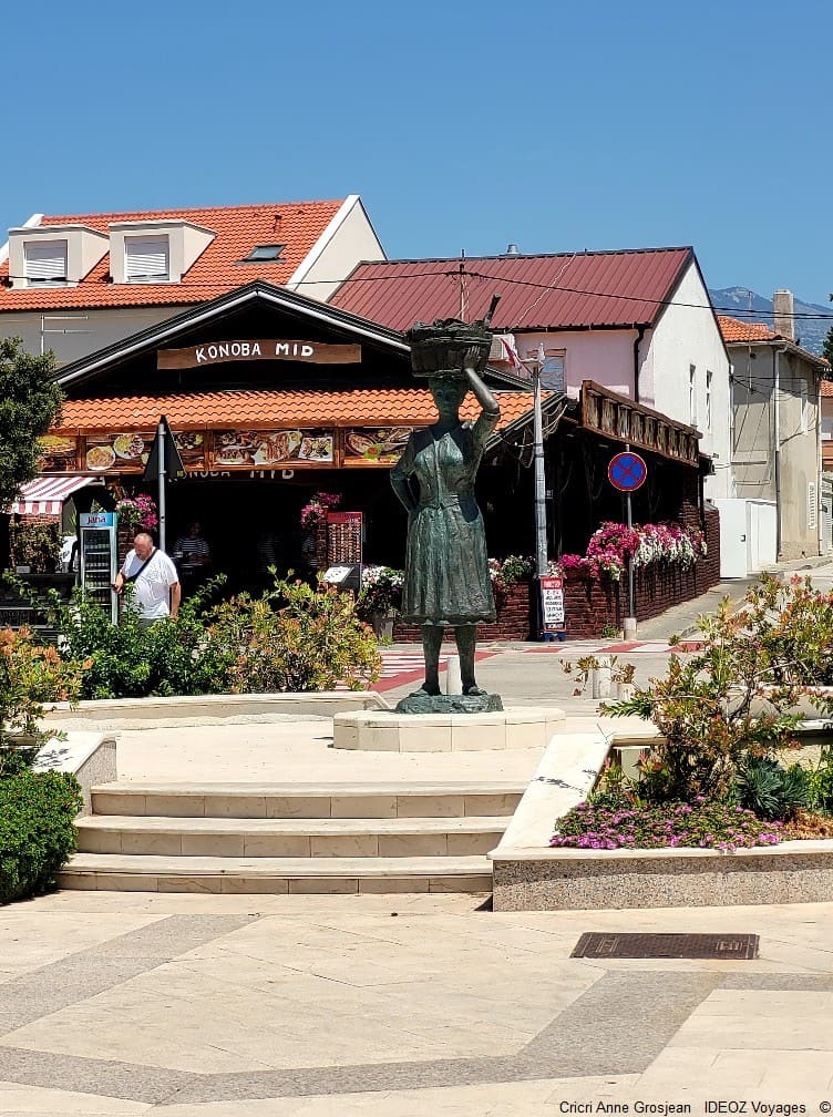 novalja statue de femme dalmate (1)