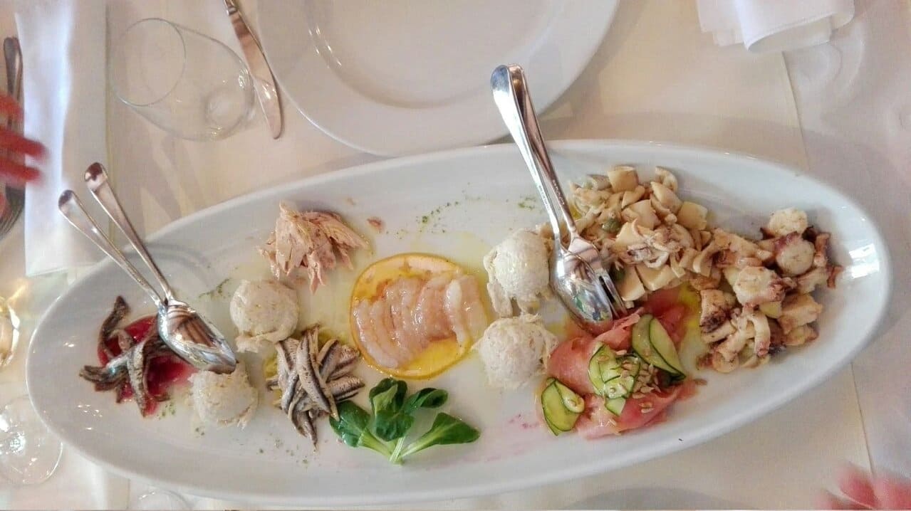 konoba buščina à umag assiette d'entrées de poissons (1) konoba buščina à umag assiette d'entrées de poissons (1)
