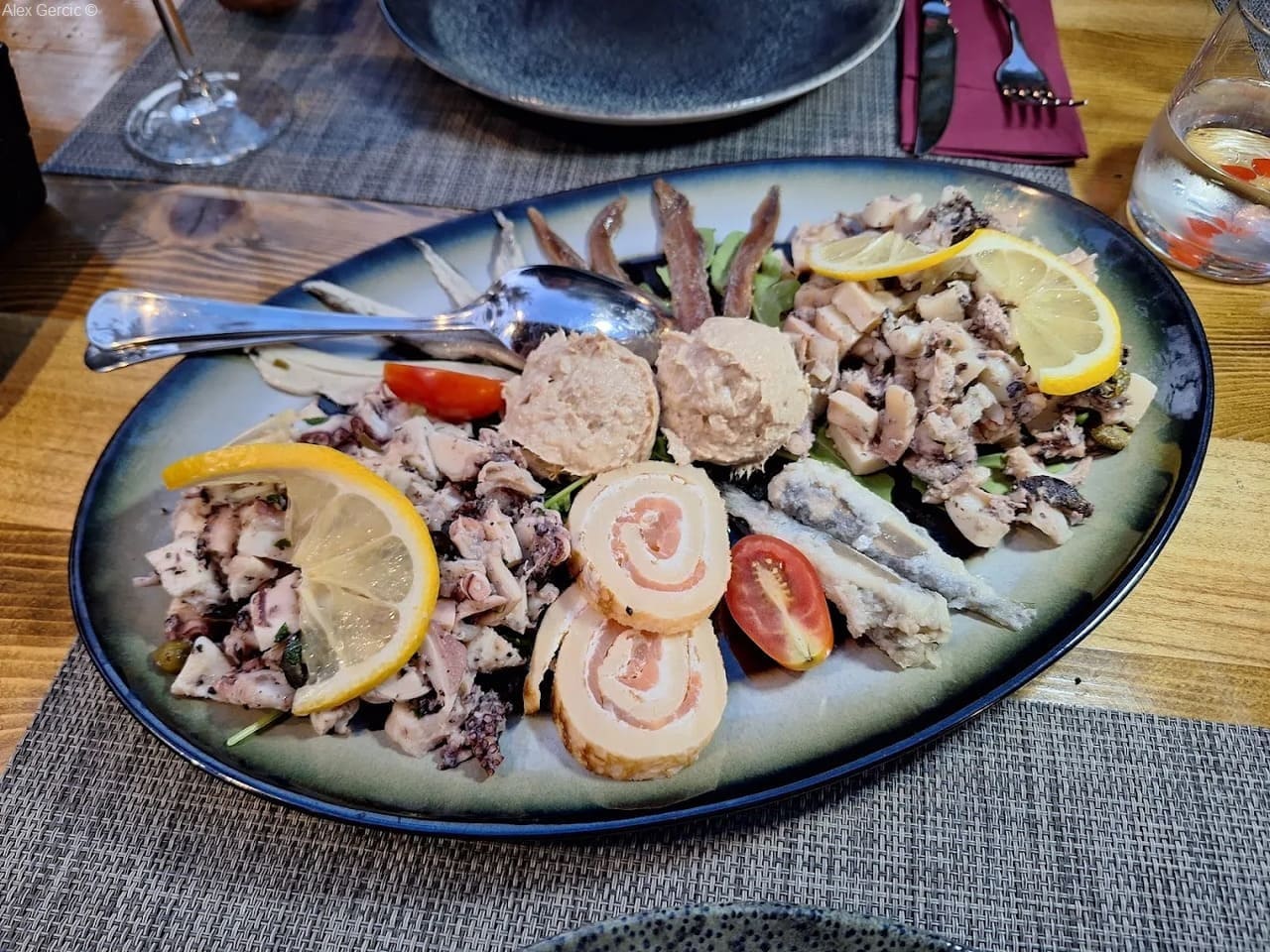 konoba trattoria da pino plat d'entrées de poissons (3) konoba trattoria da pino plat d'entrées de poissons (3)