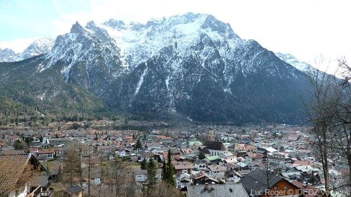 mittenwald vue sur la ville et le hoher kranzberg enneigé (1)