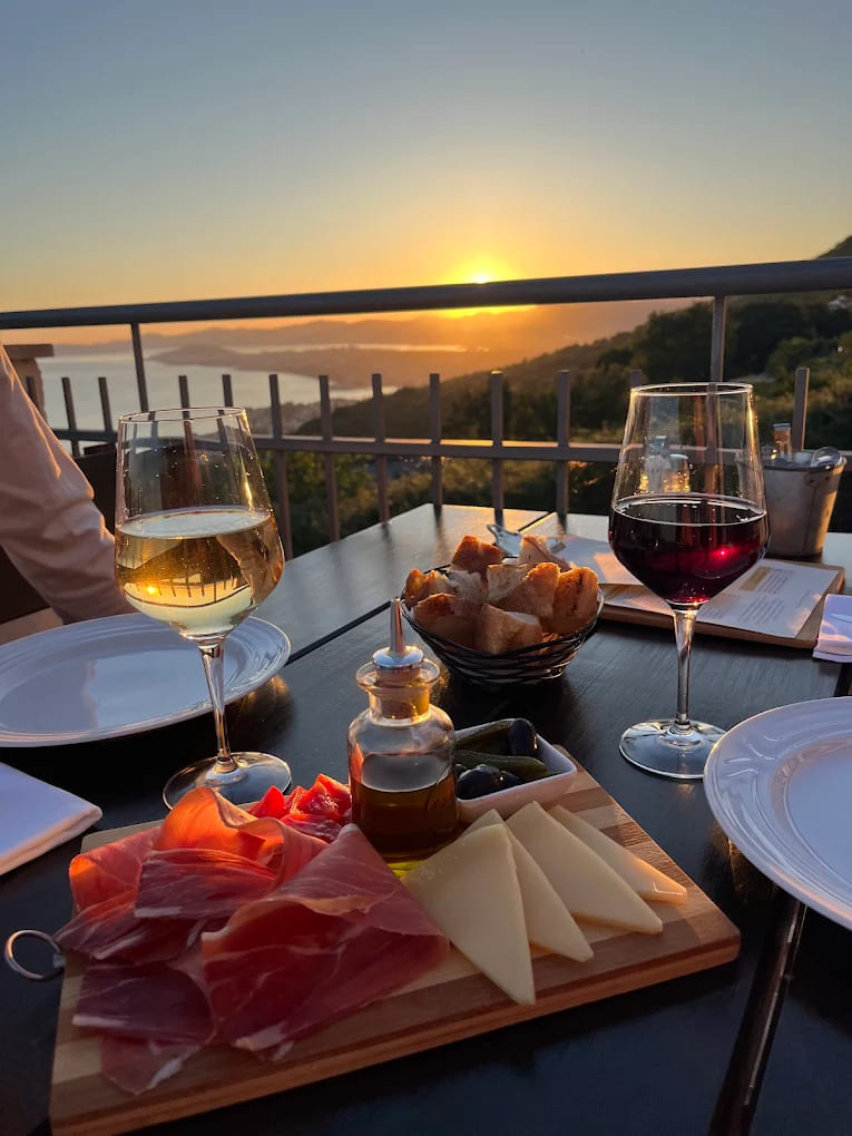 konoba argola podstrana plat de prsut et fromage sur la terrasse au coucher du soleil