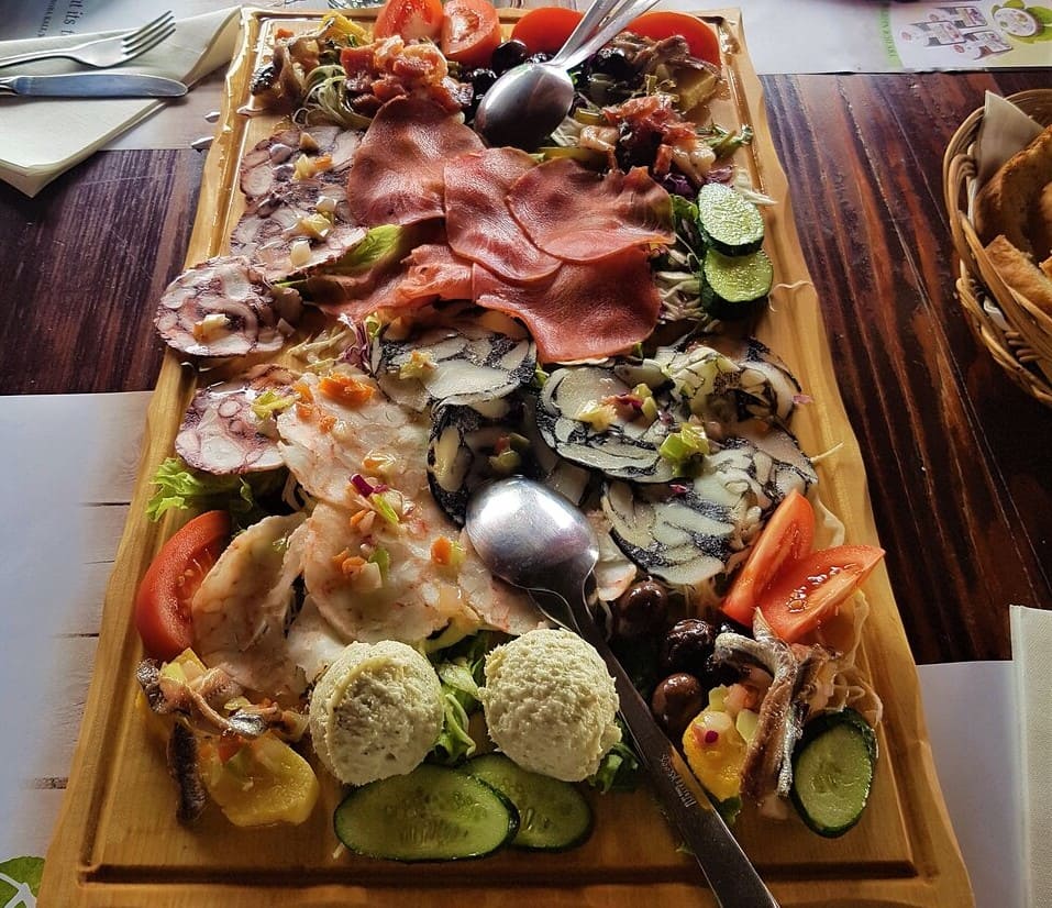 konoba kali medveja istrie plat d'entrées (1) konoba kali medveja istrie plat d'entrées (1)