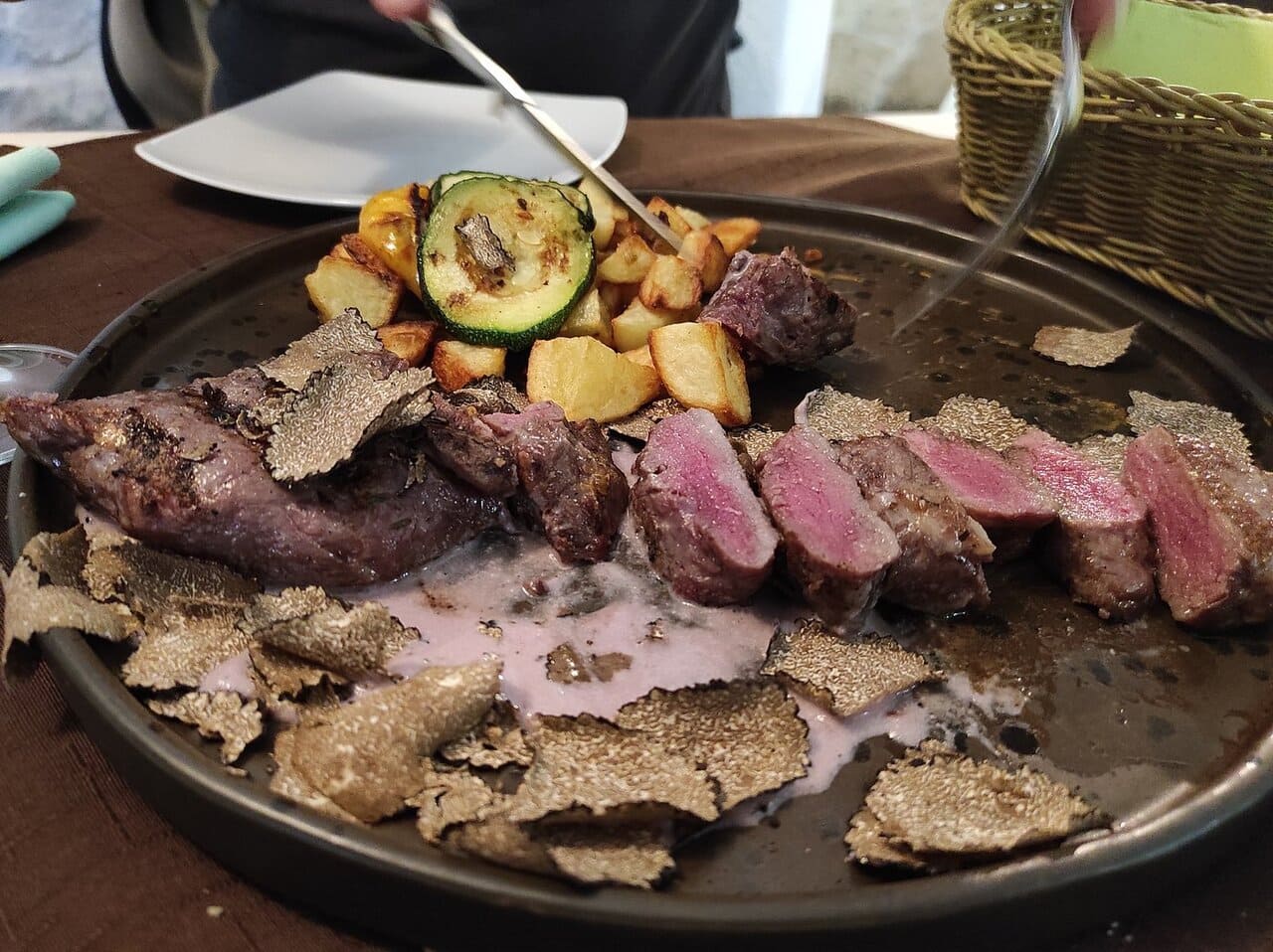 konoba mondo motovun agneau à la truffe (1) konoba mondo motovun agneau à la truffe (1)