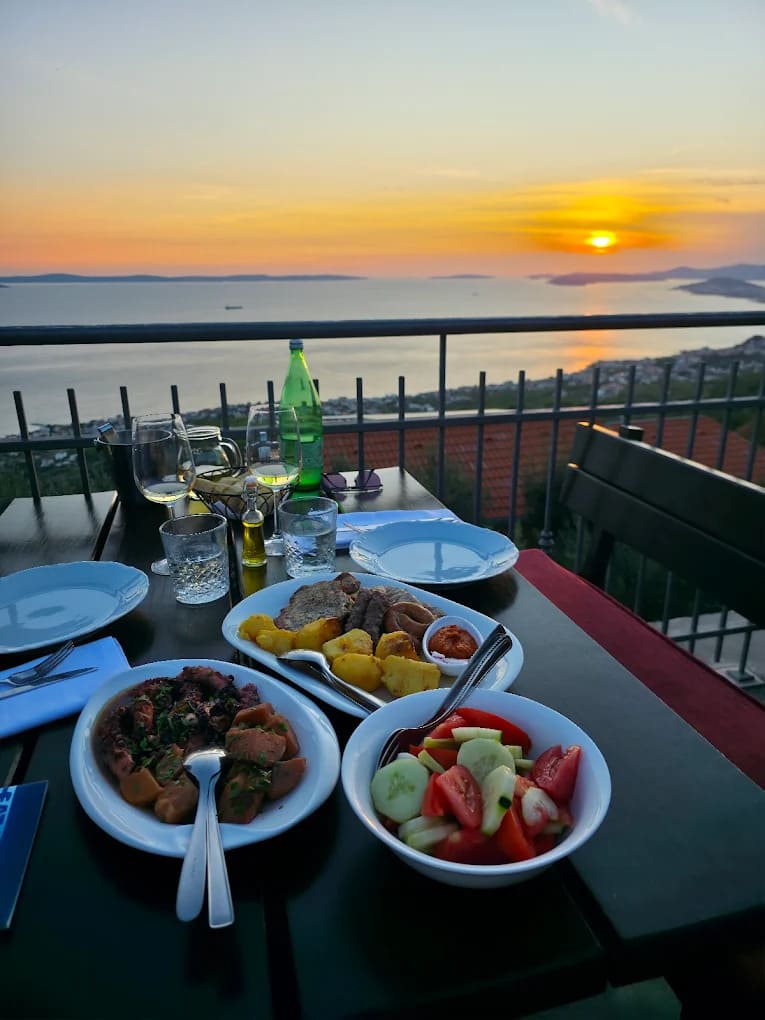 repas konoba argola coucher du soleil