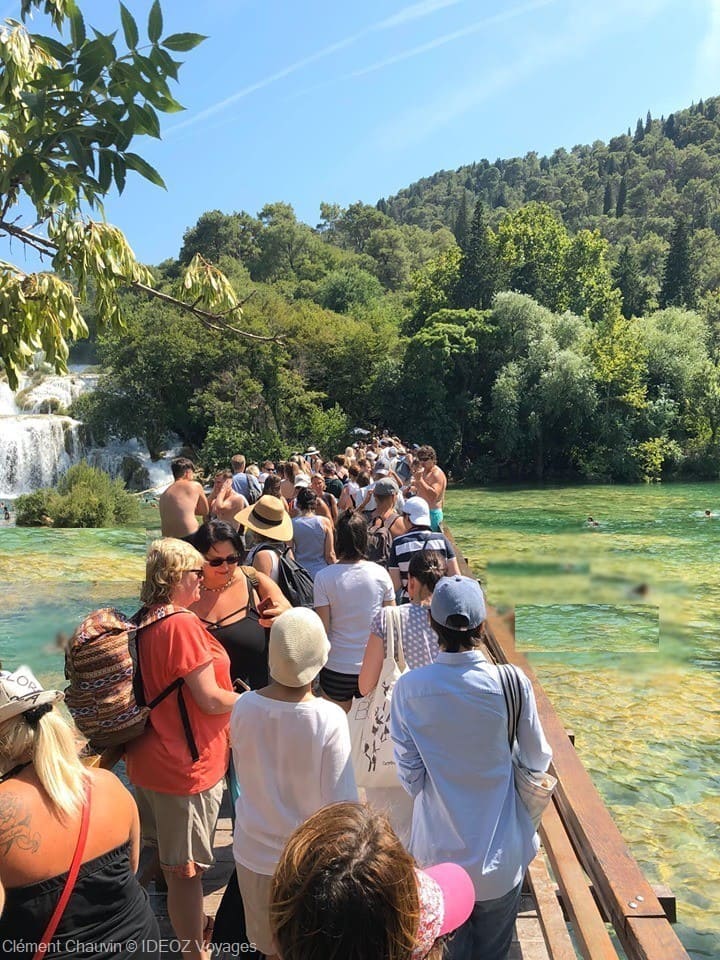 skradinski buk passerelle du krka bondée en été (2)