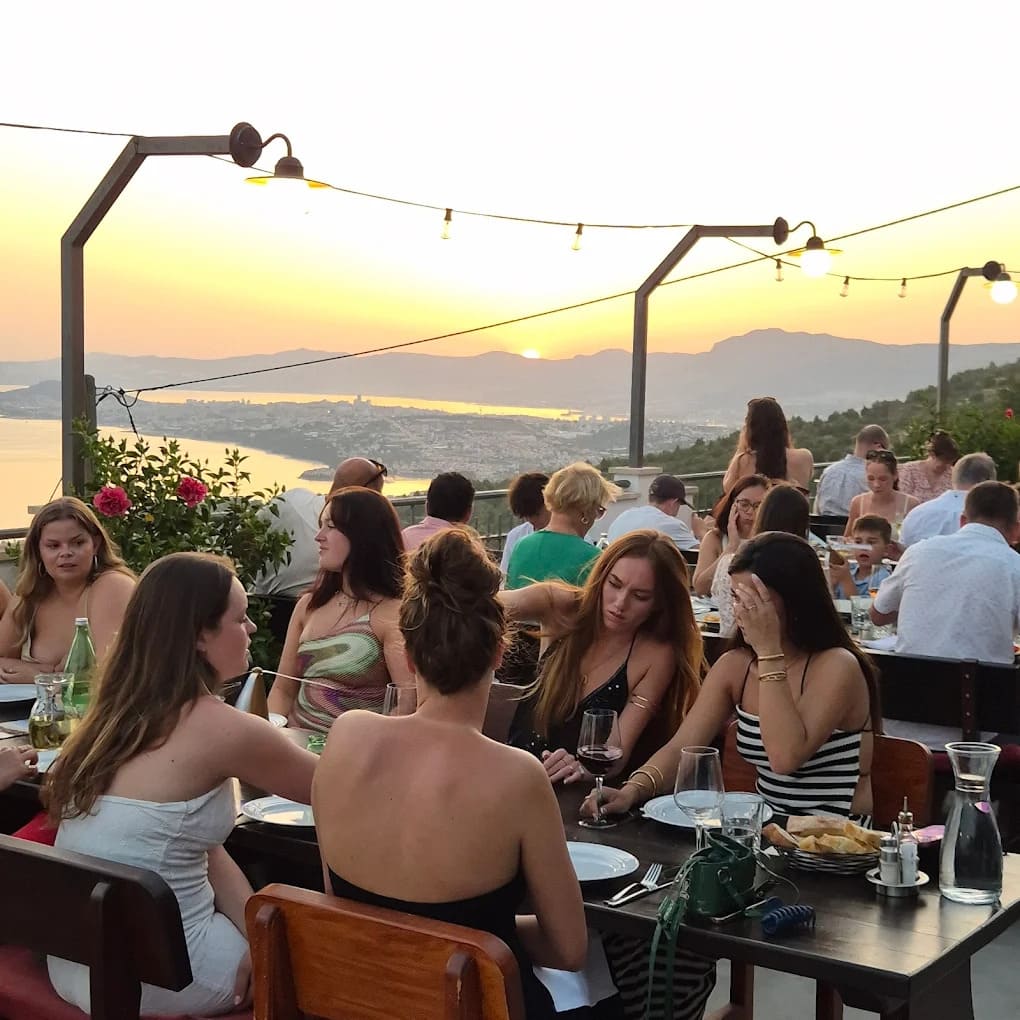 terrasse au coucher du soleil konoba argola
