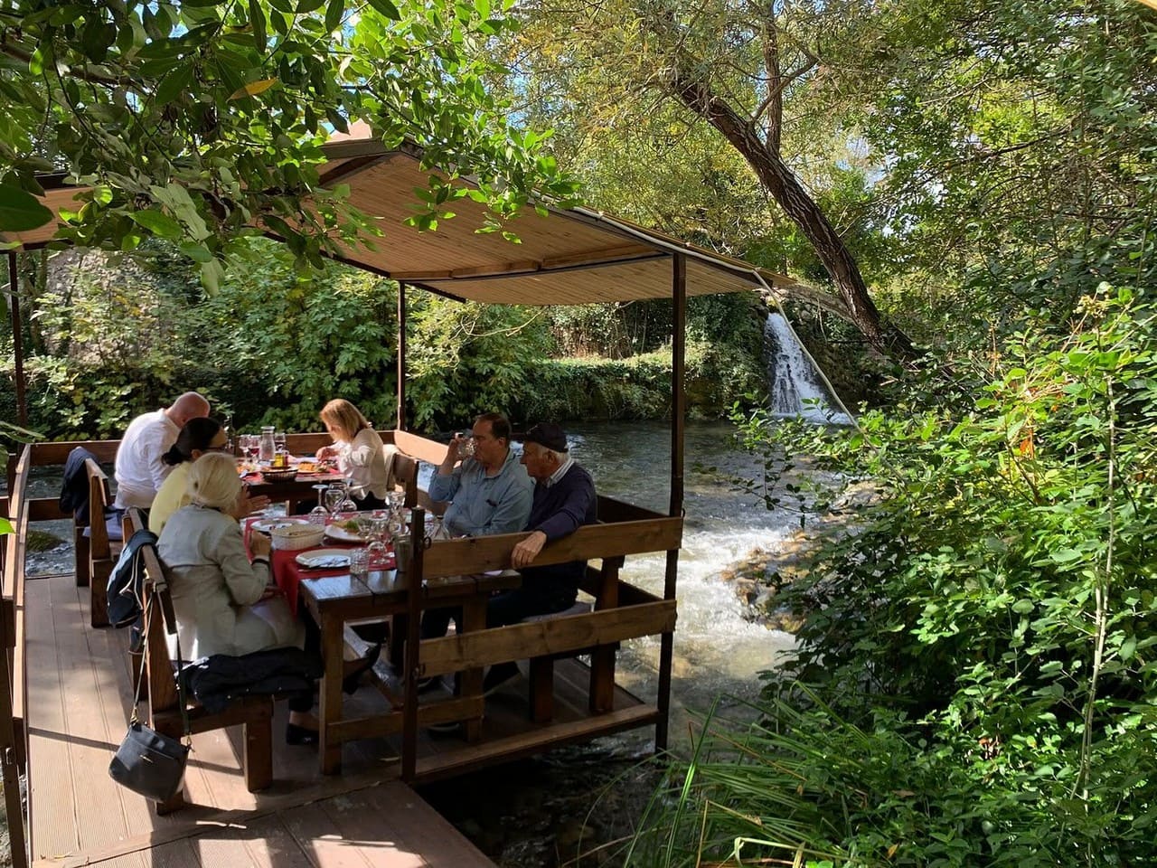konoba vinica monkovic à gruda ljuta repas près de la rivière sur la terrasse ombragée (1)