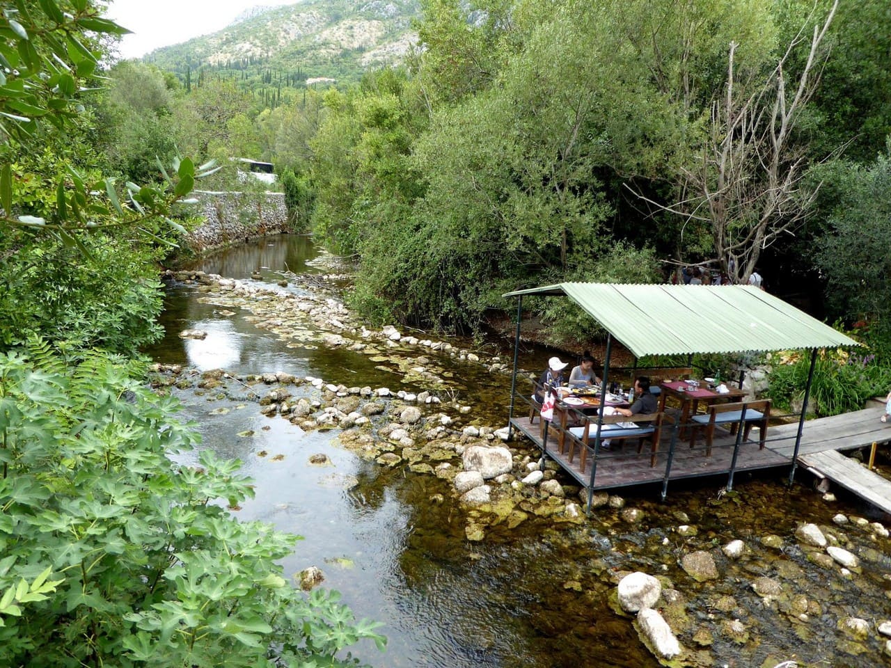 konoba vinica monkovic à gruda ljuta table sur la riviere (1)