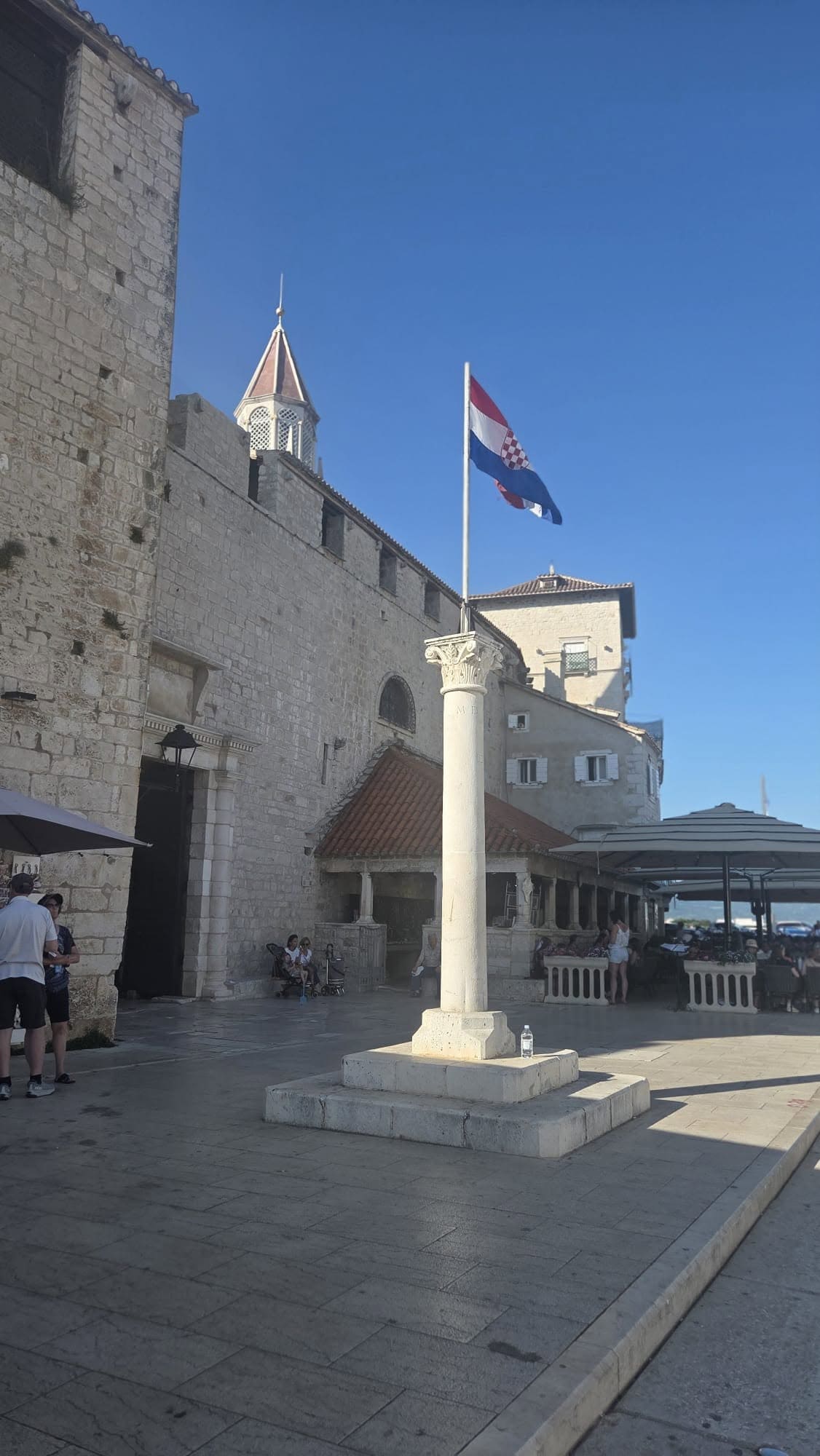 entrée de la porte ancienne de trogir drapeau croate