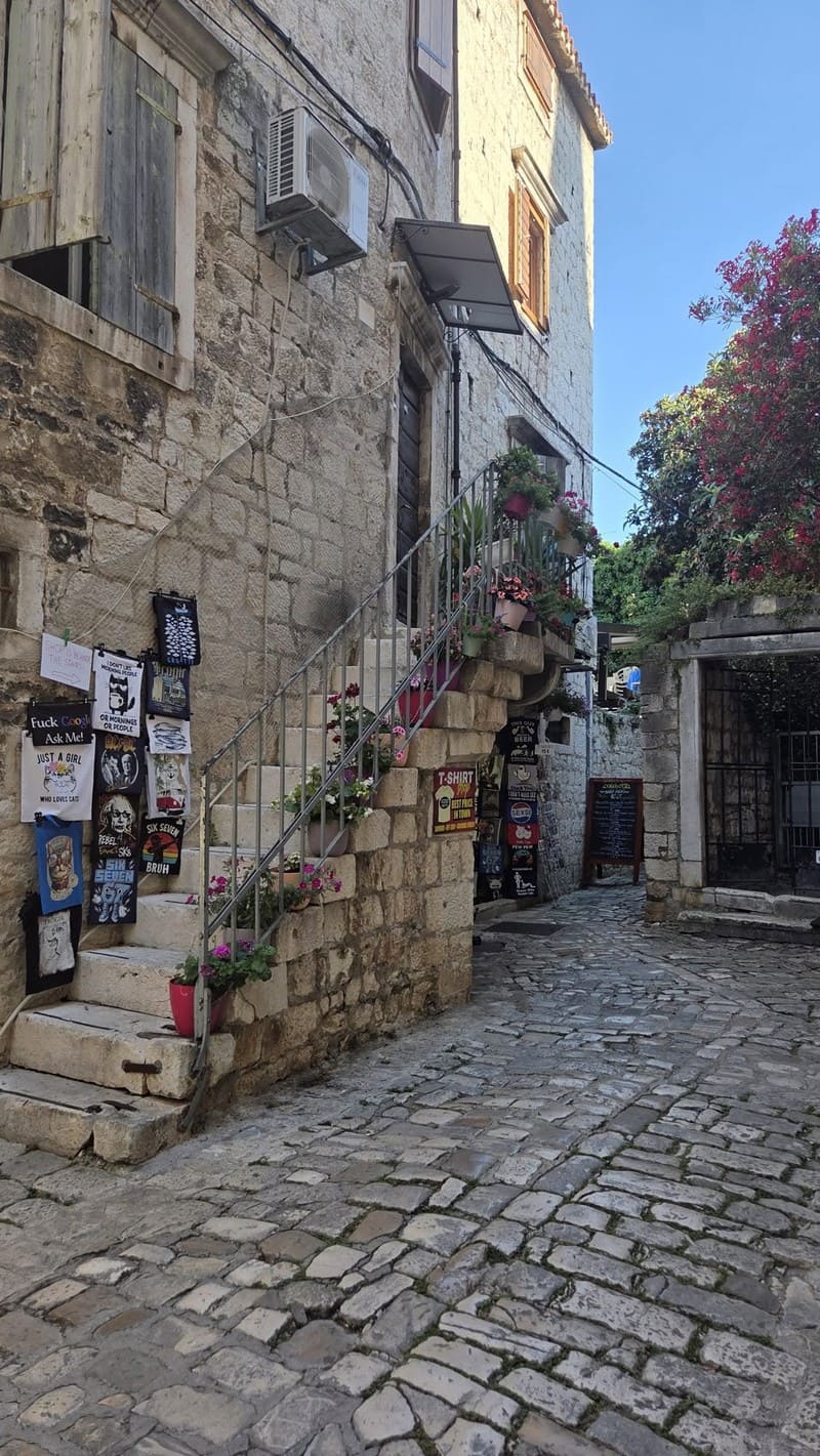 escalier et balcon fleuri trogir
