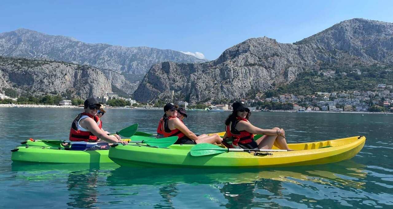 omis kayak en mer avec vue sur le biokovo