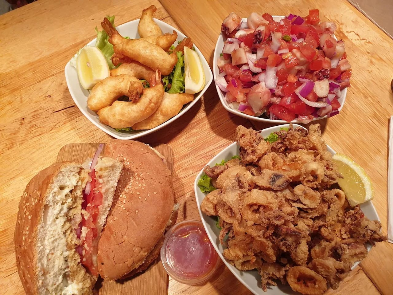 poissons frits salade de poulpe sandwich au poisson beignets de crevettes