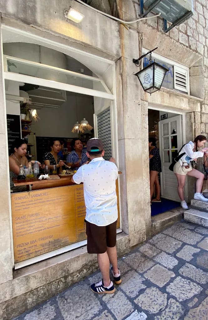 restaurant barba dubrovnik clients devant la vitrine