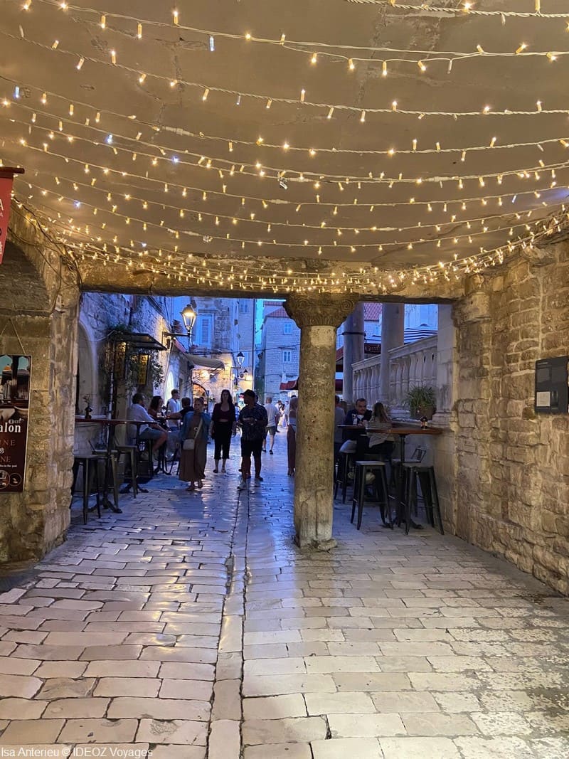 ruelle de trogir en soirée