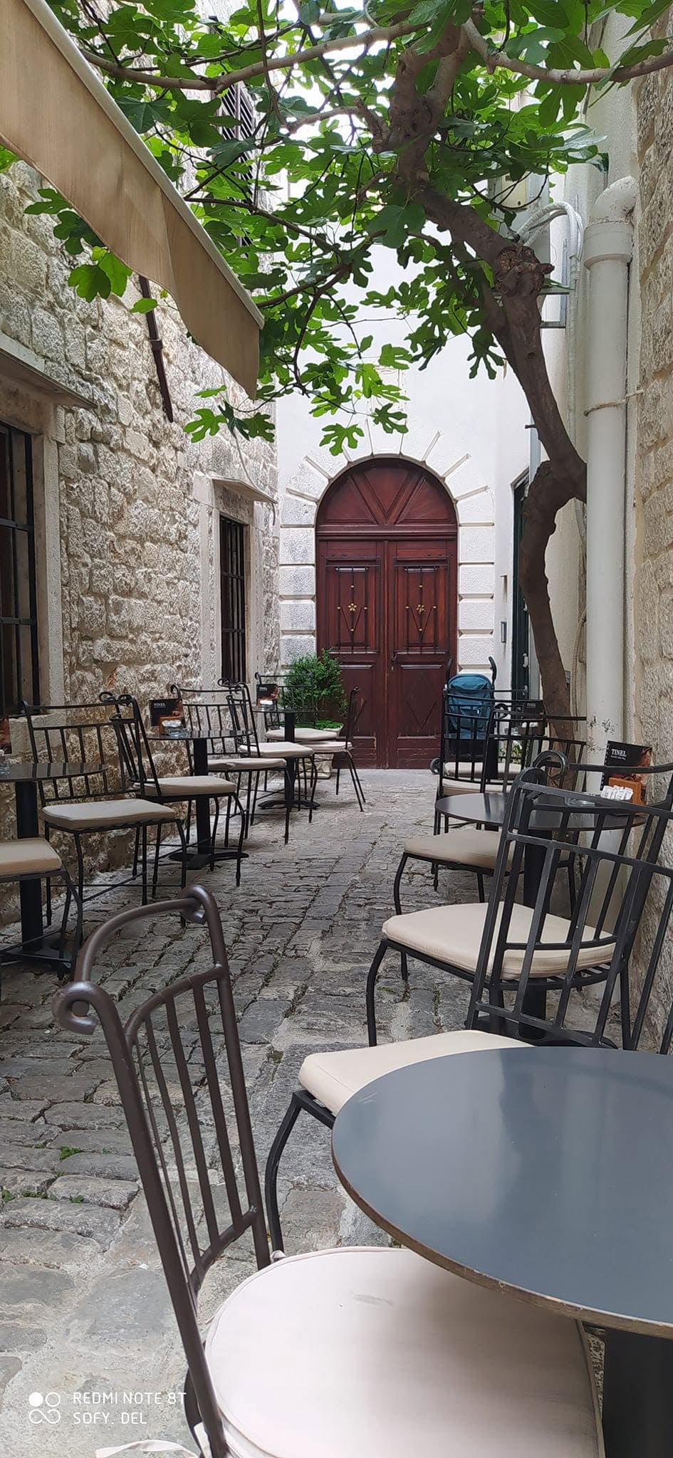 ruelle terrasse de café