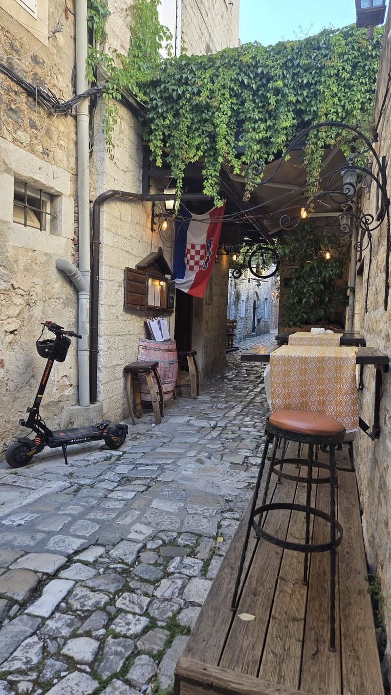 ruelle trogir trotinette et drapeau croate