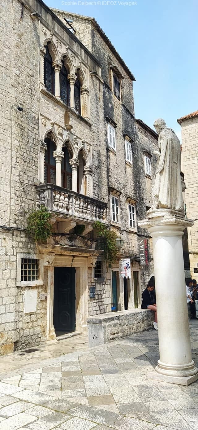 trogir façade statue