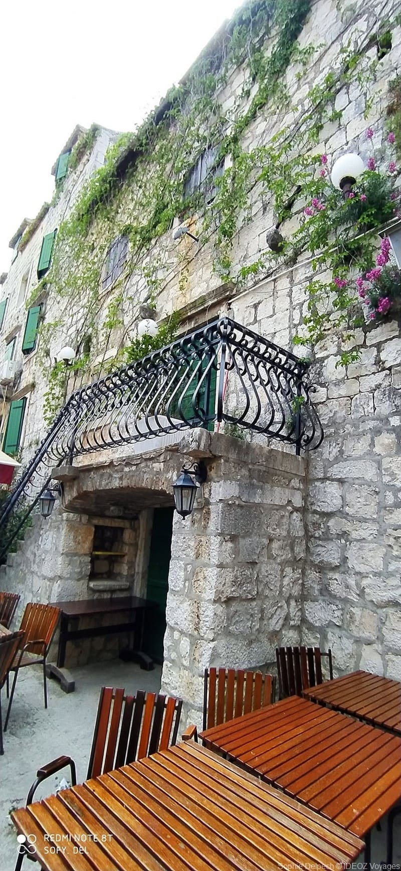 trogir faiade avec du lierre et balcon