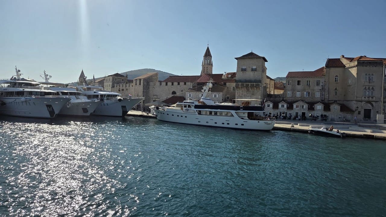 vue panoramique vieille ville de trogir et riva