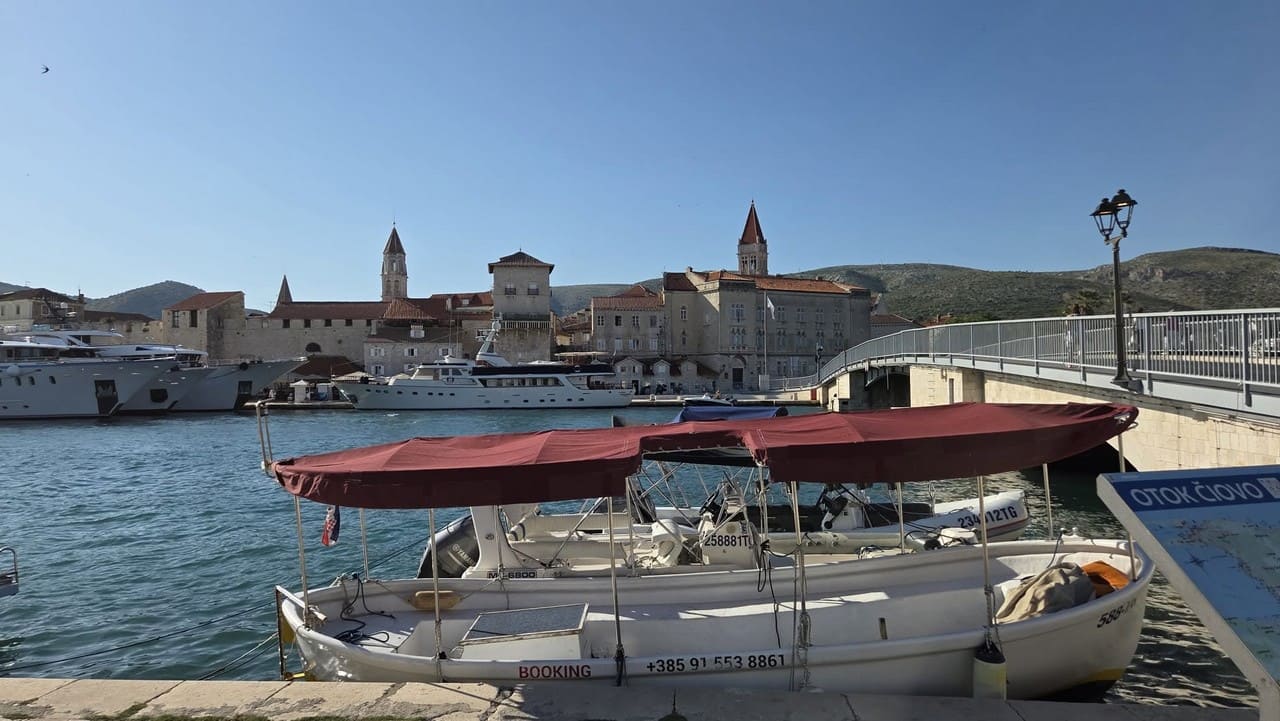 vue sur la vieille ville de trogir et de la mer
