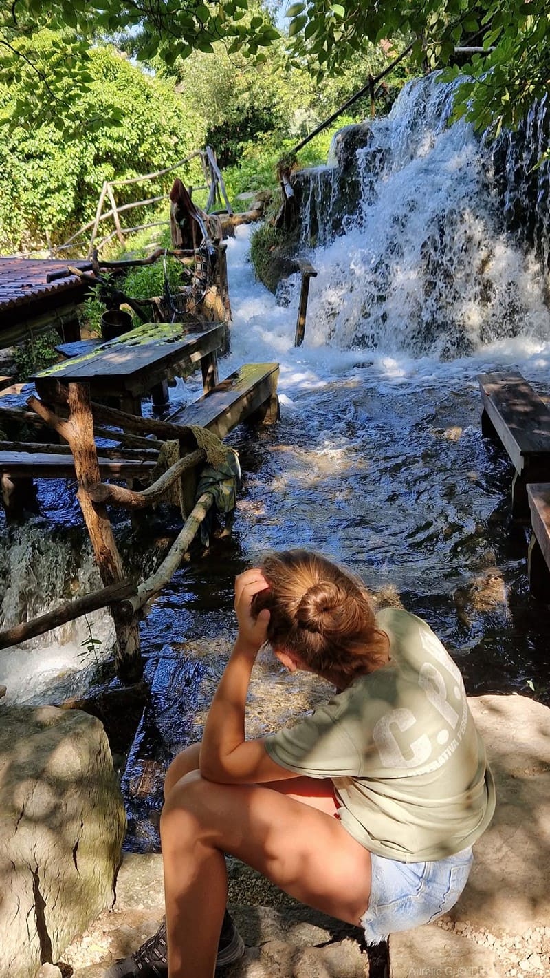seosko domacinstvo kristijan cascade dans la zone des tables