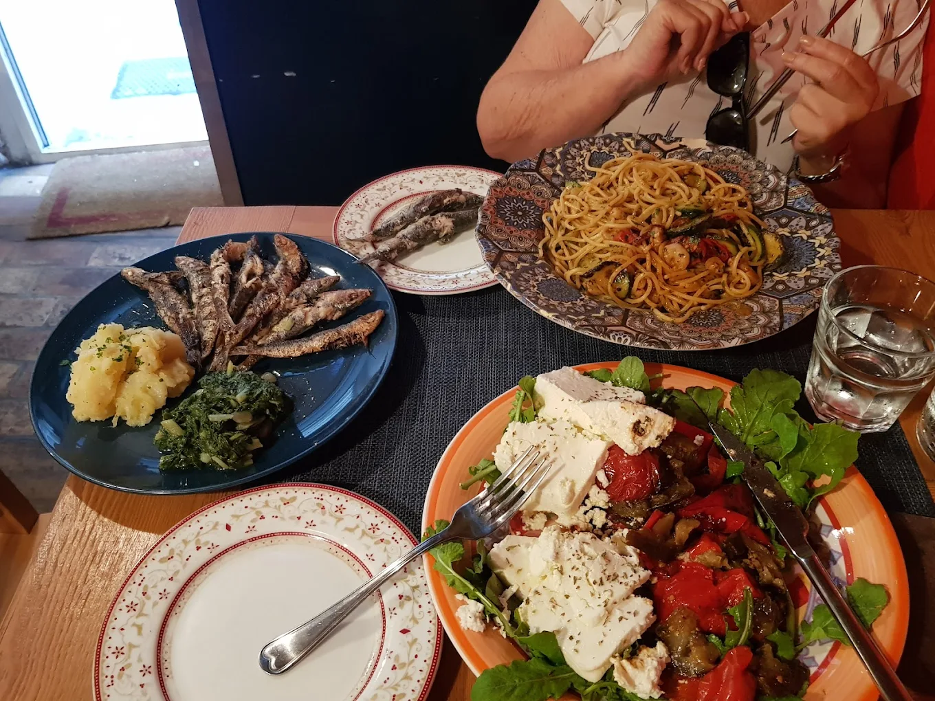 villa spiza restaurant split tomates et feta sardine spaghettis
