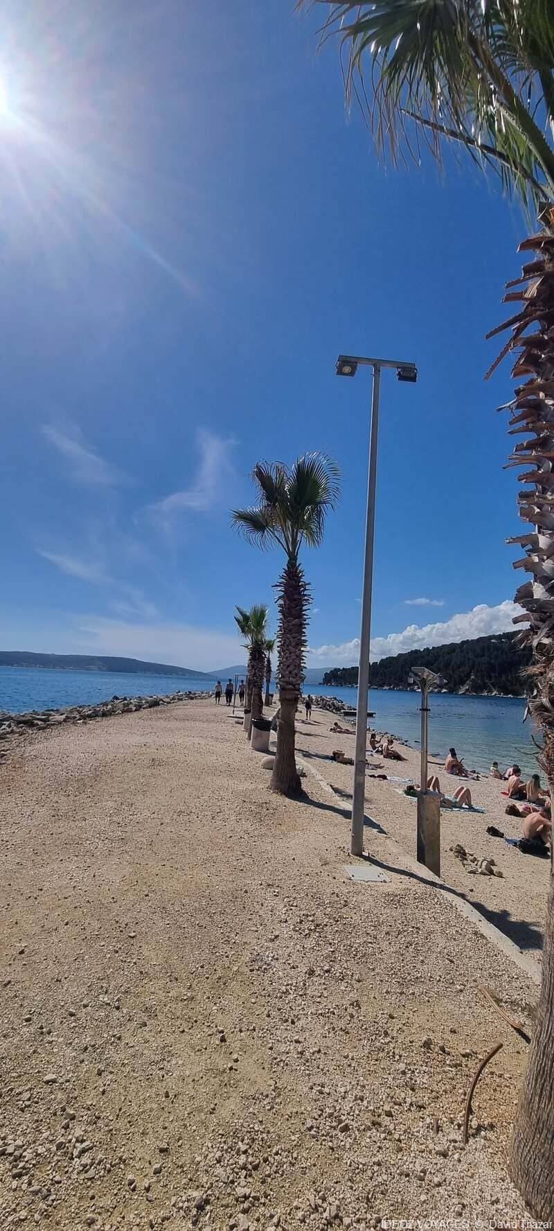 accès à la plage depuis le parc marjan split