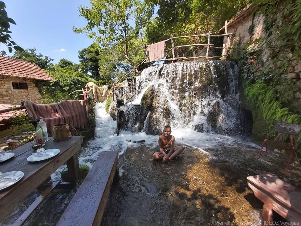 baignade dans les cascades restaurant kristjan roski slap