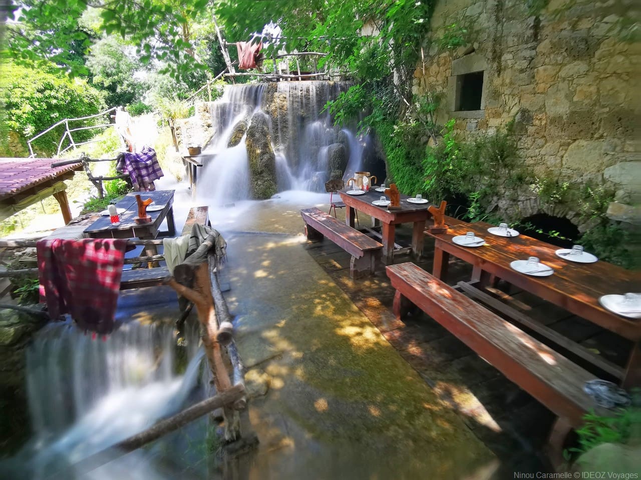 cascades et tables les pieds dans l'eau seosko domacinstvo kristijan krka