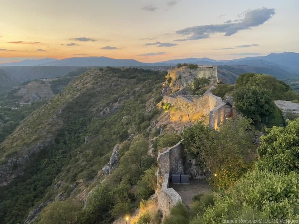 forteresse knin peu avant le coucher de soleil