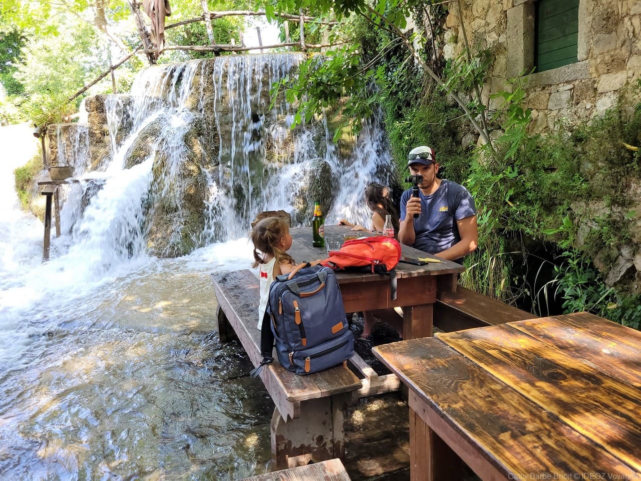 krka seosko domacinstvo kristijan table les pieds dans l'eau