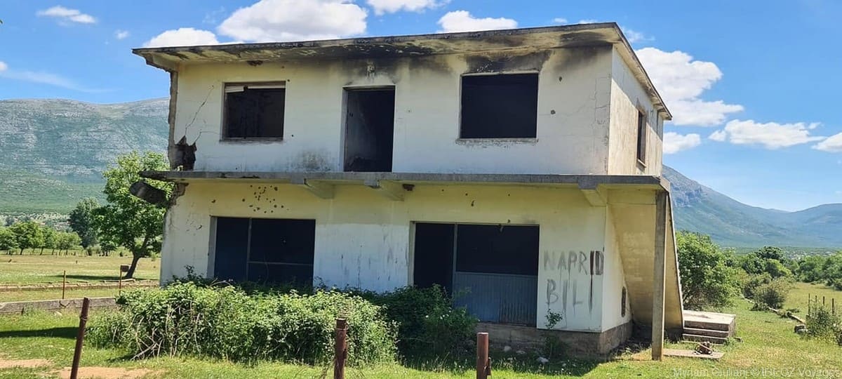 maison en ruines pendant la guerre de croatie