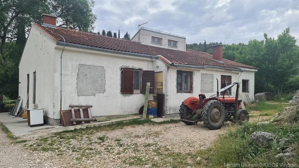 maison près de knin sur la route de sibenik