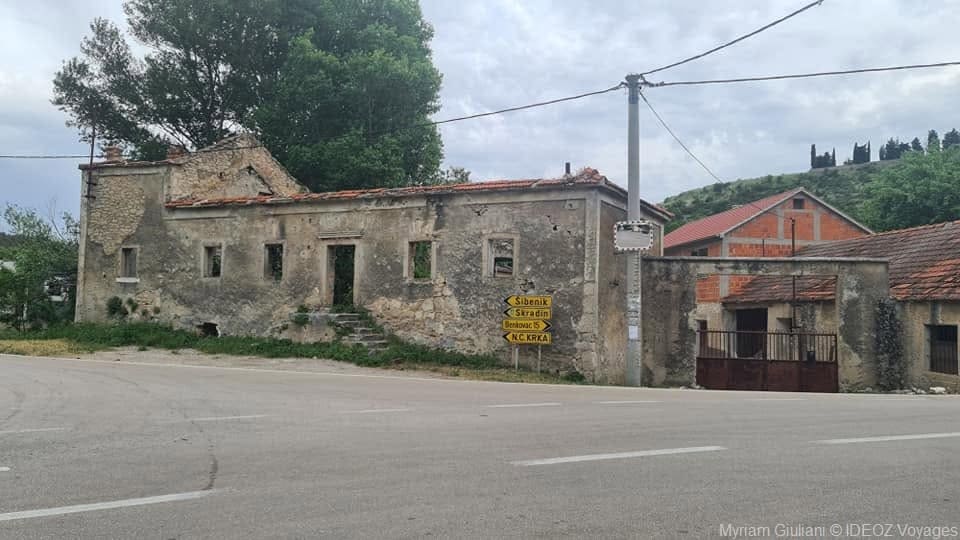 maisons en ruines sur la route entre sibenik et knin