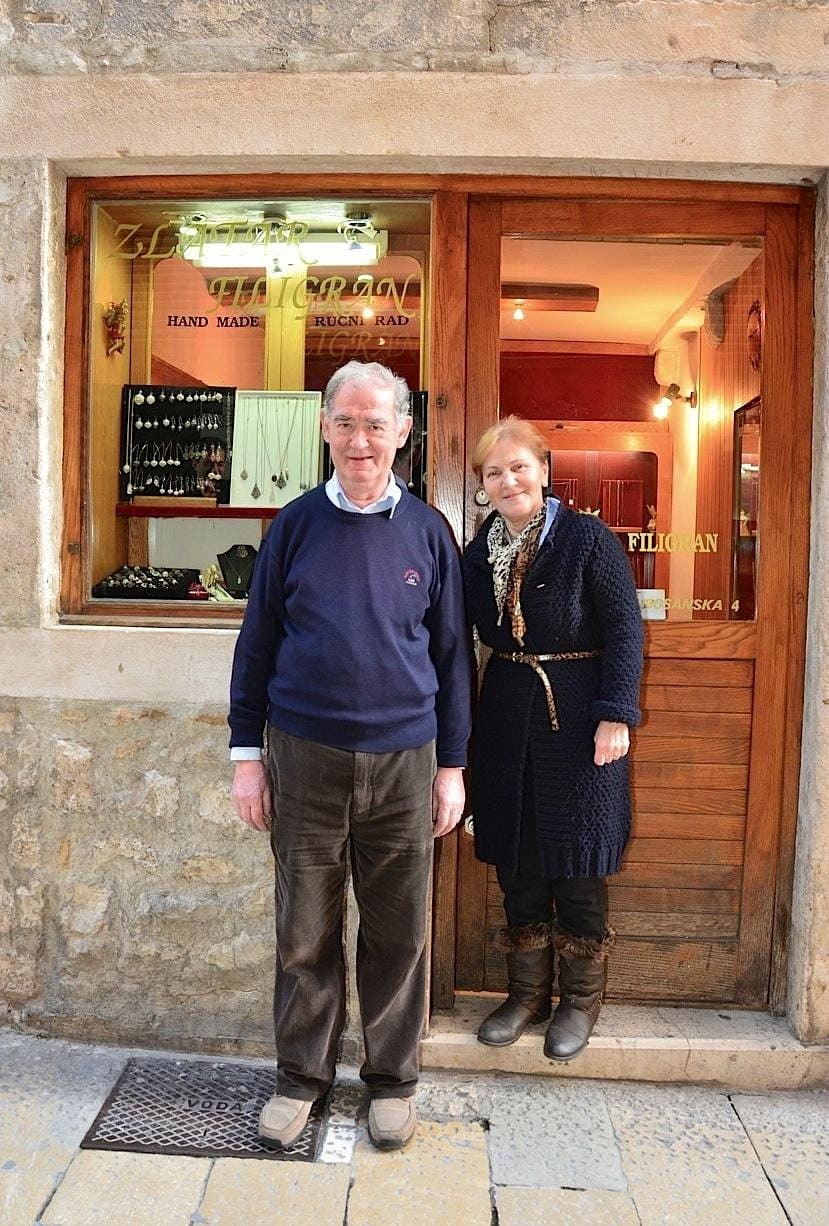 patrons de la bijouterie filigran split devant la vitrine (1)