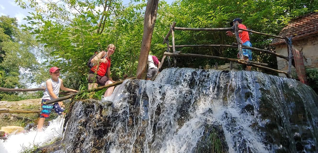 restaurant de kristjan cascades à roski slap (1)