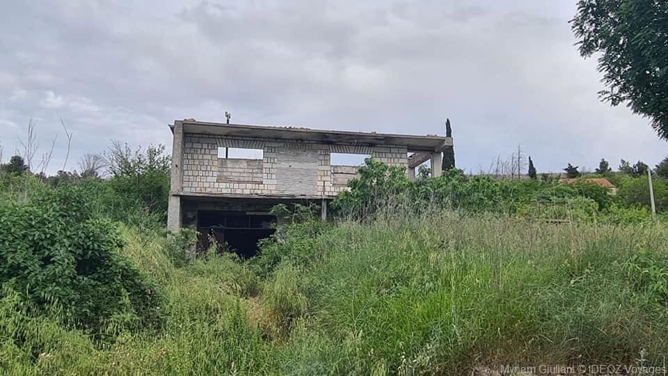 ruines d'une maison près de knin