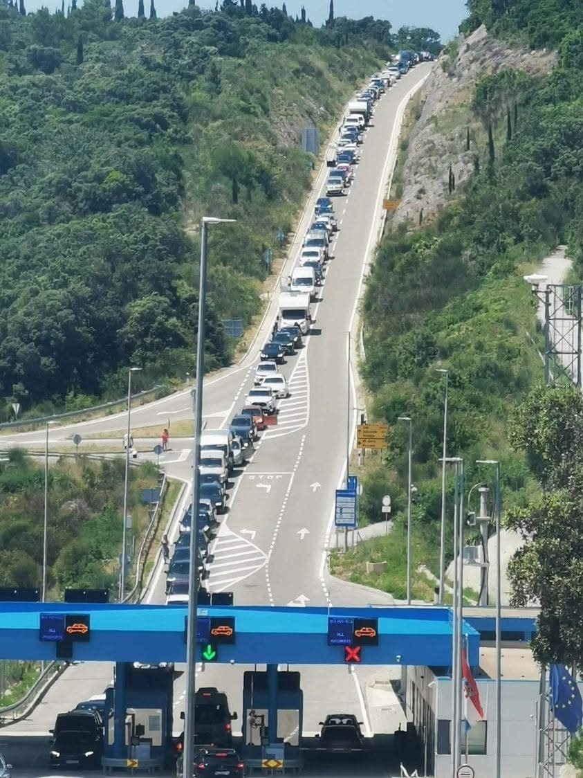 temps d'attente en été pour le passage des frontières croatie montenegro