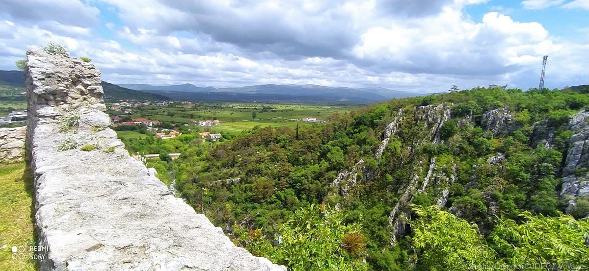 vue sur la nature depuis la forteresse de knin
