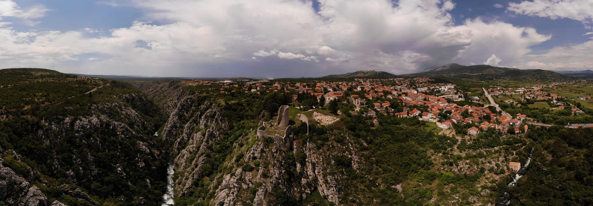 Vue sur Drniš et la forteresse Gradina dans l’arrière-pays de Šibenik en Dalmatie