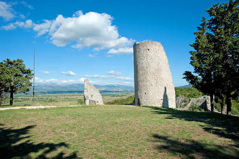 Vestiges de la forteresse Gradina de Drniš dominant l’arrière-pays de Šibenik