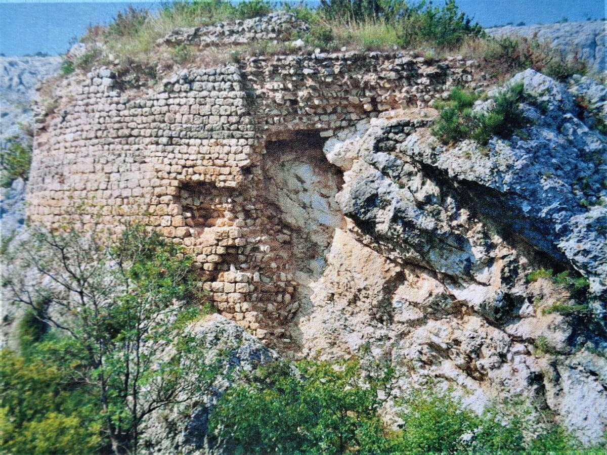 Ruines de la forteresse médiévale de Kamičak au-dessus de la rivière Krka