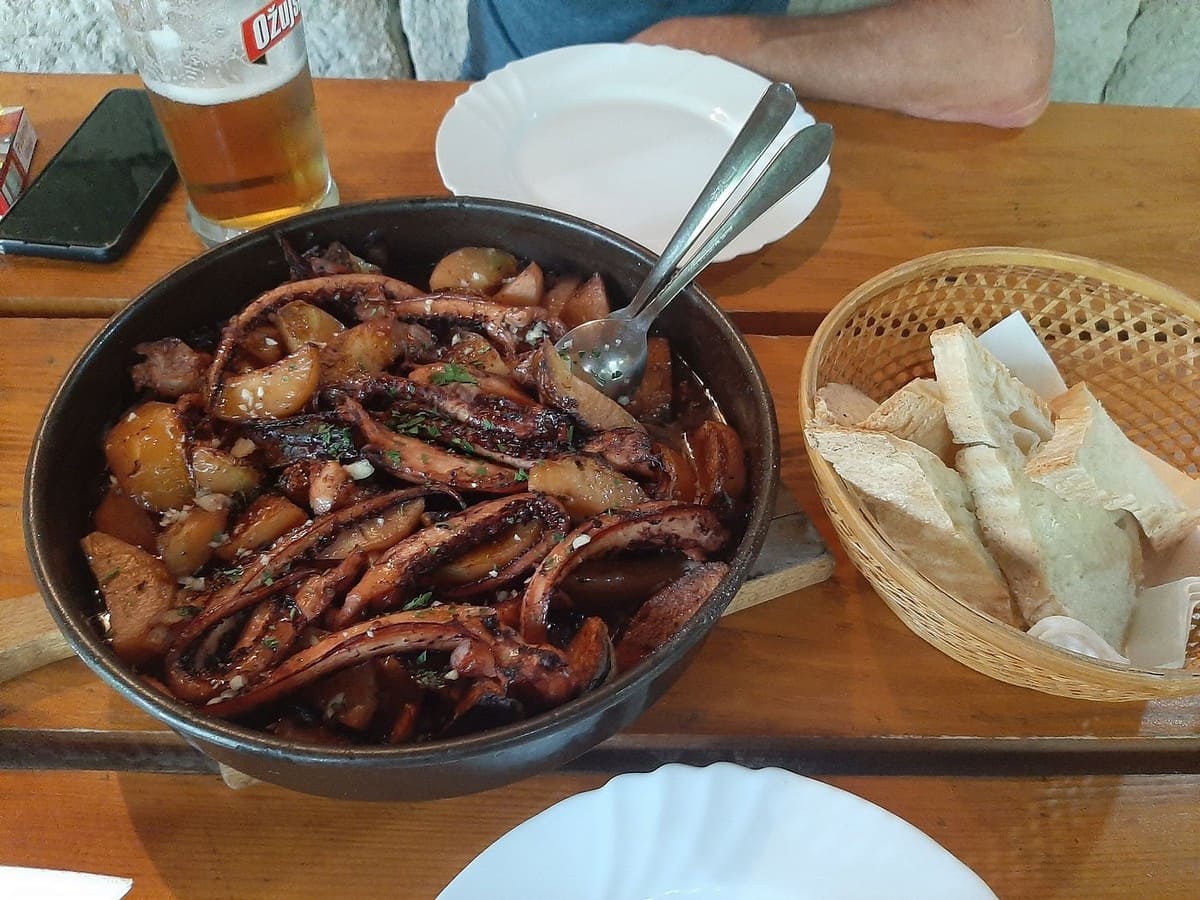 konoba roko à gornja brela peka de poulpe